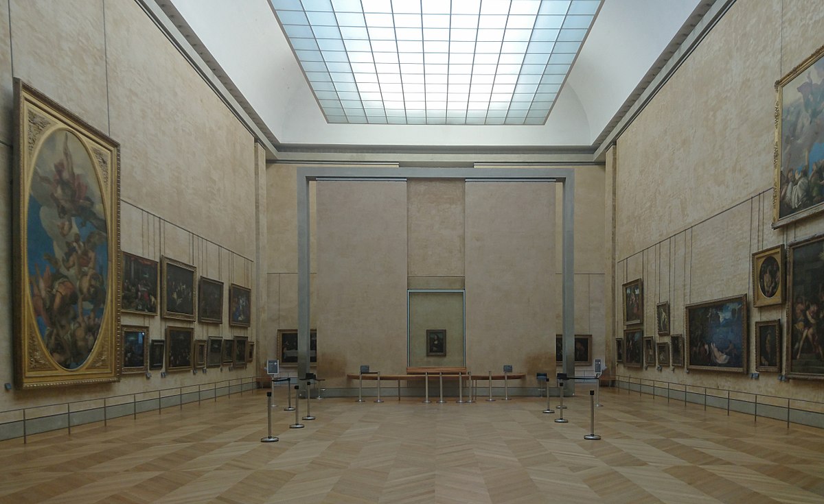 Salle des Etats in the Louvre – the Mona Lisa can be seen hanging on the far wall